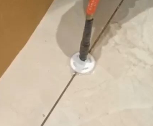 包河瓷砖空鼓维修公司专业解答瓷砖在铺贴过程中，如果没有涂抹均匀到位的粘结材料（如水泥砂浆或瓷砖胶），可能会导致以下问题